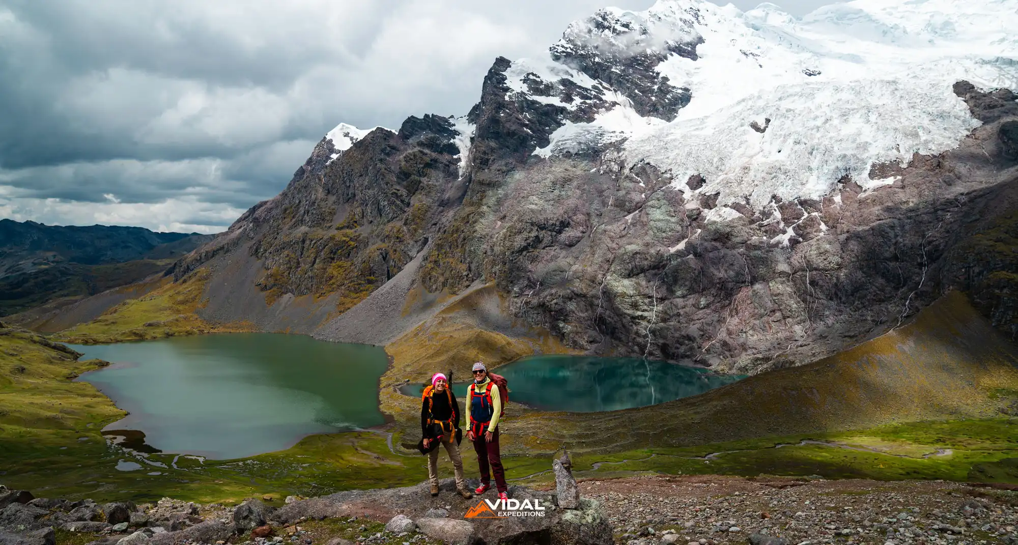 Two hikers in Ausangate Trek