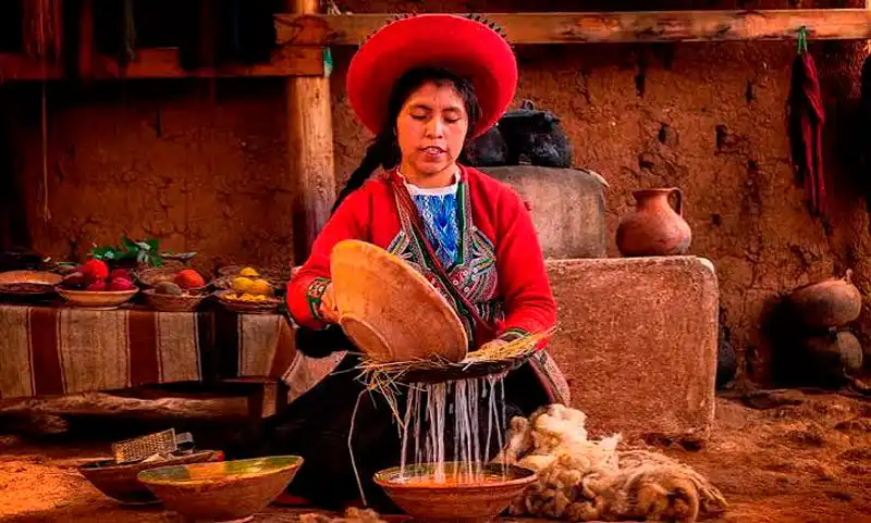 Weaving center in Chinchero textile