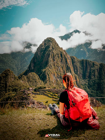 Hikers in front of Ausangate Mountain